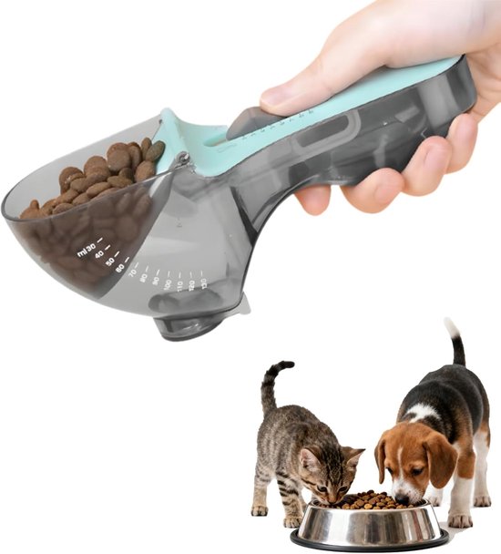 Een hand houdt een maatlepel met hondenvoer vast; op de achtergrond eten een kitten en een puppy uit een voerbak.
