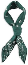 Donkergroene bandana met wit paisley-patroon, gestrikt.
