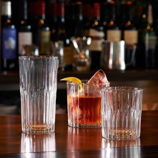 Trois verres Duralex Manhattan sur un bar, dont deux contenant des boissons.