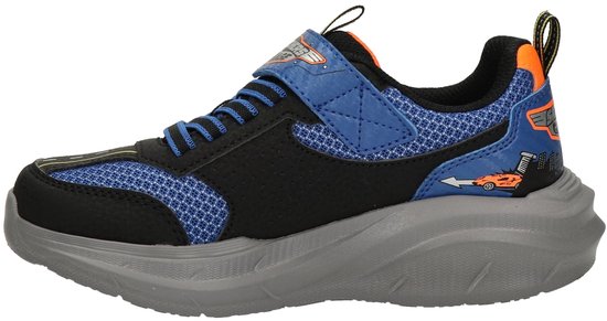 Zijkant van een blauwe Skechers sneaker met zwarte en oranje race-details en een grijze zool.