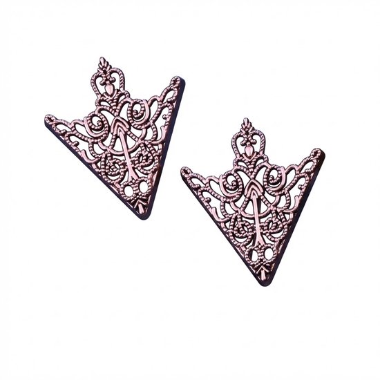 Deux broches triangulaires en filigrane rose doré avec un motif floral ajouré et détaillé.