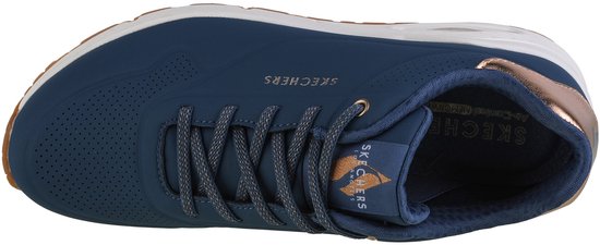 Bovenaanzicht van blauwe Skechers Uno sneaker met roze gouden details op de hiel.