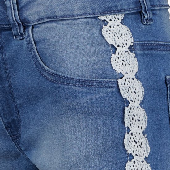 Detail van blauw denim short met kanten bies aan de zijkant.