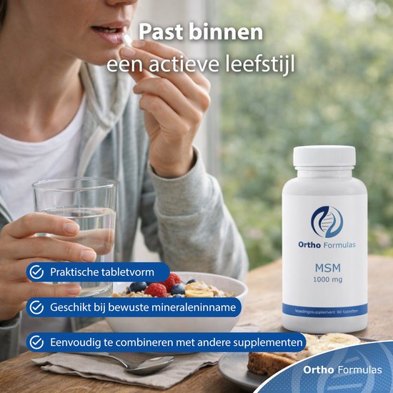 Vrouw neemt een tablet Ortho Formulas MSM 1000 mg met een glas water, bij een ontbijt met fruit. Pot staat ernaast.