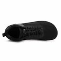 Zwarte lage sneaker, van bovenaf gezien, met mesh en veters.
