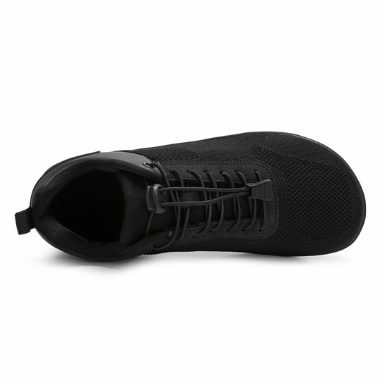 Zwarte lage sneaker, van bovenaf gezien, met mesh en veters.
