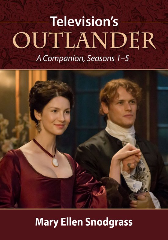 Television's OUTLANDER A Companion, Seasons 1-5. Een vrouw in een rode jurk met een ketting en een man in een zwart jasje met een wit vest en kraag.