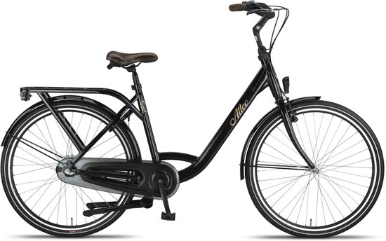 Zwarte Altec damesfiets, zijaanzicht. Met bruin zadel en bruine handvatten. Frame met 'Altec' logo.