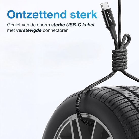 Verstevigde zwarte USB-C kabel met 'QOST' op de connector, hangend aan een autoband.