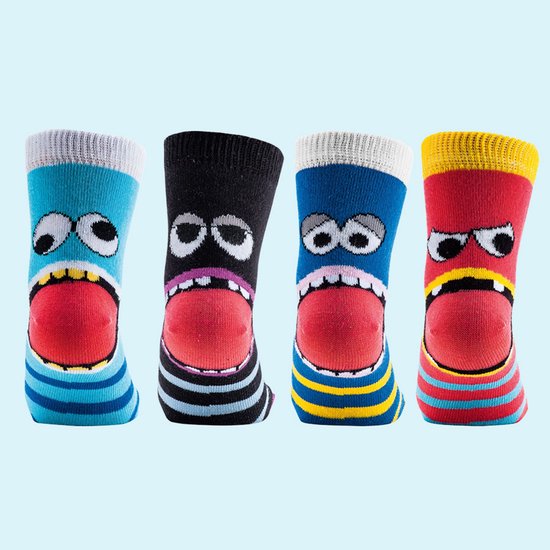 Set van vier paar kindersokken met verschillende monsterprints: blauw, zwart, blauw en rood.
