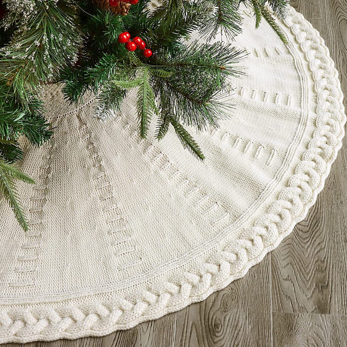 Rode, dikke gebreide kerstboomrok in boerderijstijl van 92 cm, geschikt voor familiefeesten.