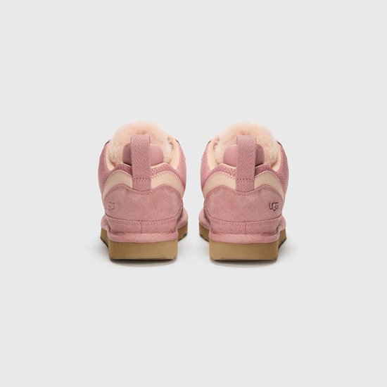 Achterkant van roze UGG sneakers met faux fur voering en UGG logo's.