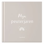 Fyllbooks - Opgroeiboek Mijn Peutertijd - Herinneringsboek - Invulboek - Kinderen 1 tot 4 jaar - Zand