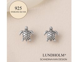 foto van Lundholm Luxe 925 Sterling Zilver Luxe Oorbellen Meisjes Schildpad - Scandinavisch Design - meisjes cadeautje cadeau voor meisje - luxe verpakking