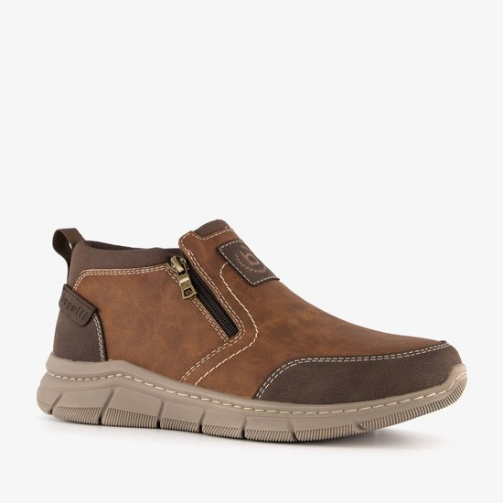 Cognackleurige Bugatti sneaker met rits en beige zool.