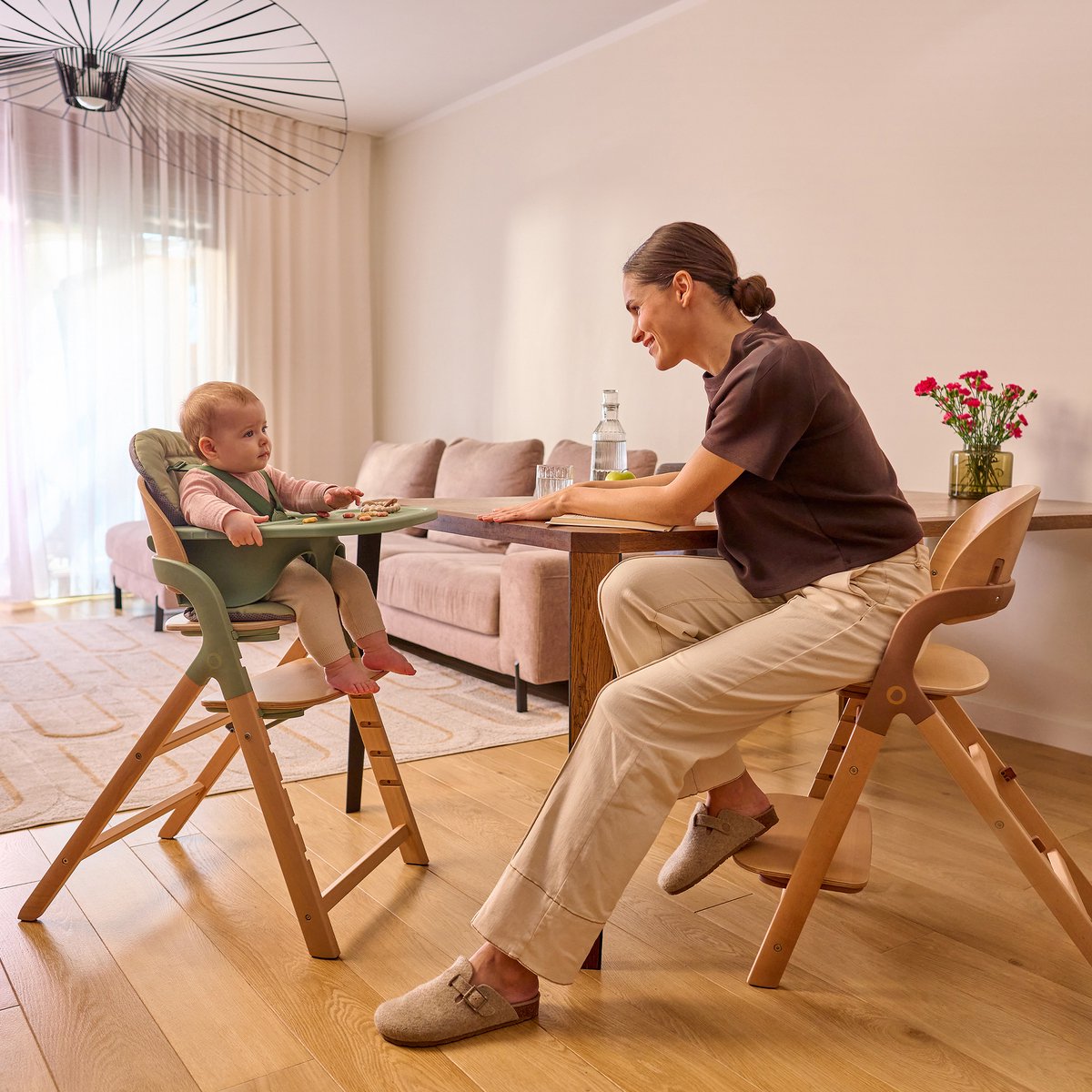 Lionelo Megan – Houten Kinderstoel / Eetstoel Baby – Meegroeistoel 3in1: van 6 mnd tot 110 kg – Verstelbare: Zitting Voetsteun & Tafel – 5-puntsgordel – Dienblad met siliconen inzet – Wasbaar Kussen – Antislipvoetjes – Baby Stoel – foto 3