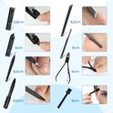 Close-ups van diverse zwarte nagelverzorgingstools met afmetingen, waaronder nagelknippers, pincetten, scharen en een vijl.