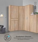 Bruine hoekkast met houten textuur, 7 deuren en 1 lade, met zilverkleurige handgrepen.