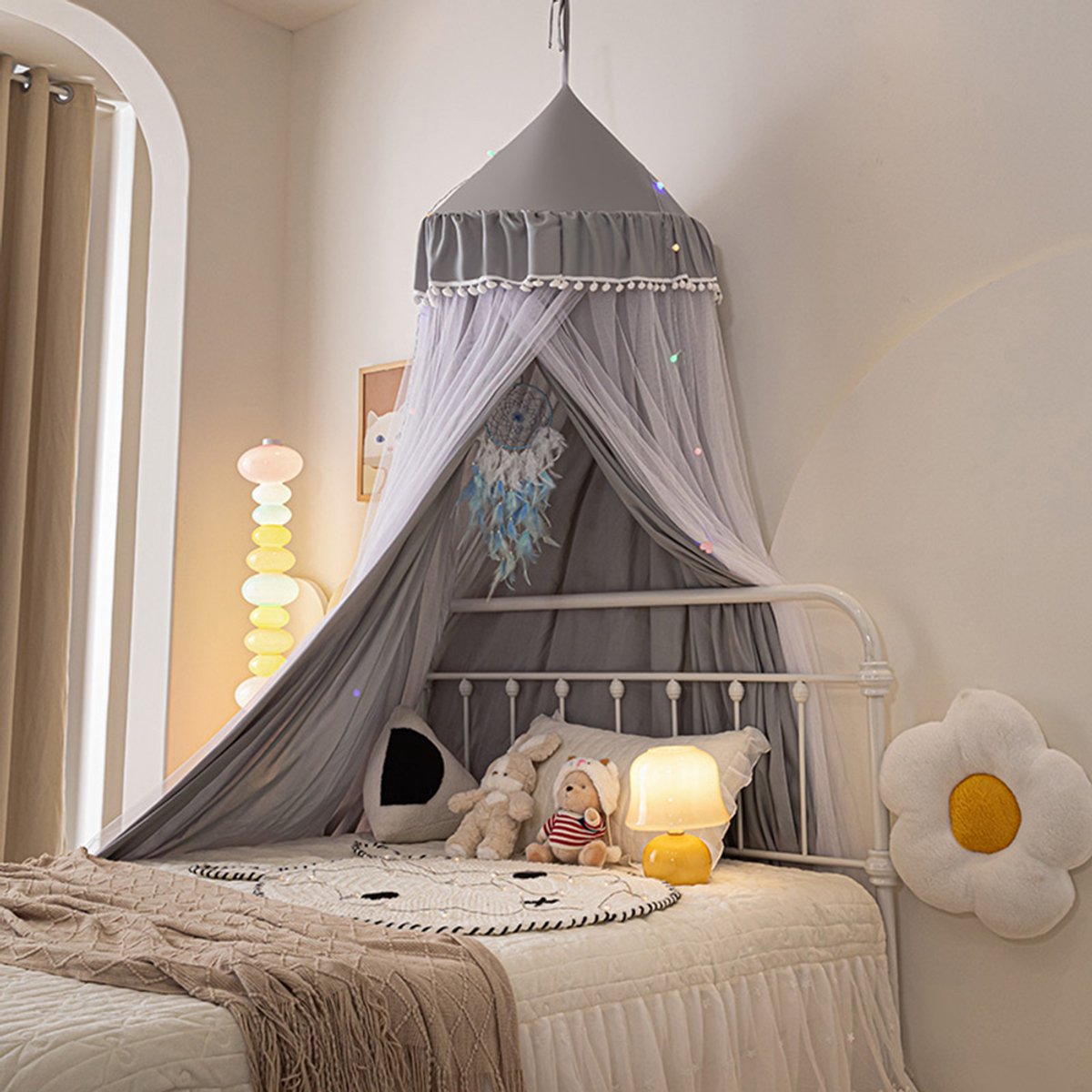Qelus Baby Klamboe met Leuke Pomponnen - Dubbellaags Rond Muggennet - Inclusief Installatiemateriaal - Verduistering - Bedtent voor Babykamer/Tweepersoonsbed/Familiebed - Grijs