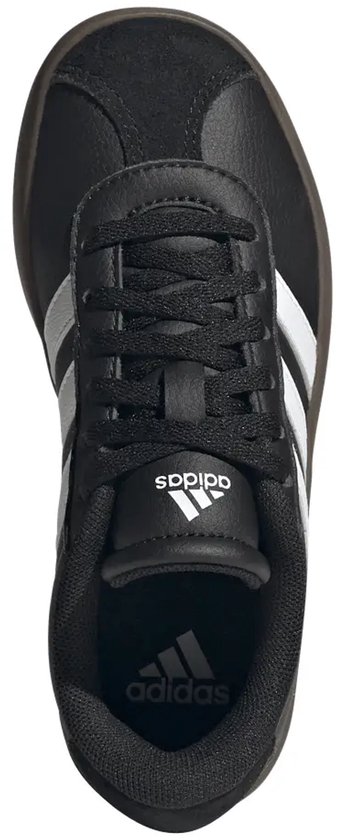 Bovenkant van een zwarte adidas sneaker met witte strepen en bruine zool.