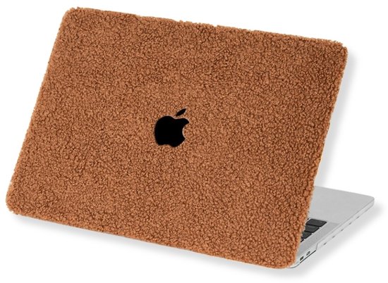 Housse marron teddy pour MacBook Air 13 pouces avec logo Apple noir, sur un MacBook argenté.