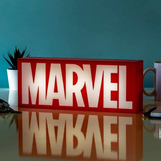 Marvel logo licht, rood met witte letters, op een bureau met kantoorspullen.