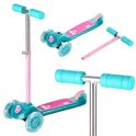 Ensemble de trottinettes roses à paillettes avec détails turquoise et imprimé chat. Une trottinette est entière, l'autre est démontée.