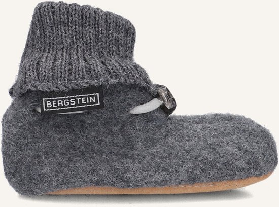 Grijze wollen slof van Bergstein met gebreide boord en knoopdetail.