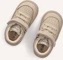 Taupe leren babysneakers met veters en klittenbandsluiting.