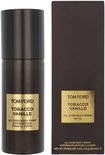 Bruine spuitbus en zwarte doos met gouden etiket: TOM FORD TOBACCO VANILLE ALL OVER BODY SPRAY 150 ML.