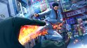 Man in lichtgrijs pak trapt met vlammen effecten tegen een andere man op een drukke Japanse straat.