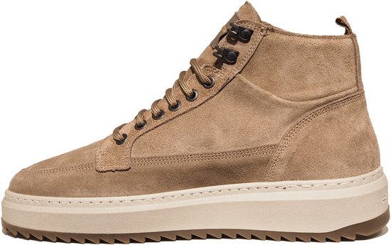 Zijaanzicht van een taupe suède hoge schoen met veters en een witte zool.