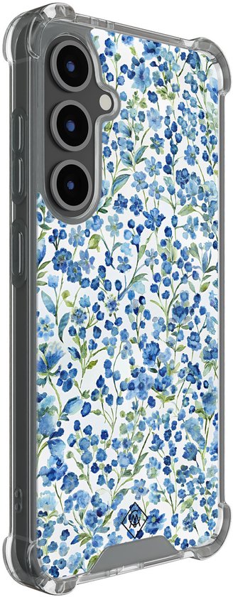 Doorzichtbaar hoesje met een blauw bloemenpatroon.