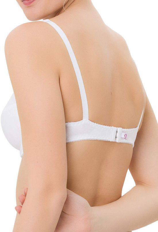 Model van de zijkant gezien in een witte beha met verstelbare bandjes.