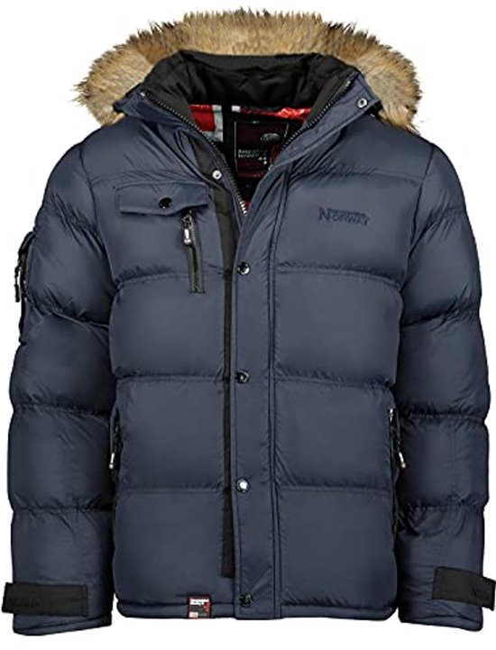 Parka d'hiver bleu marine avec col en fourrure, boutons, fermetures éclair et poches. Logo sur la poitrine et écusson sur la manche.