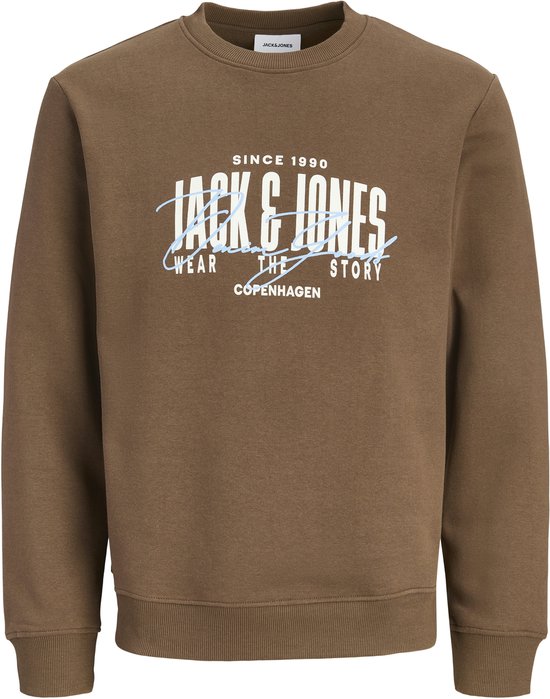 Bruine trui met ronde hals, witte en lichtblauwe tekstprint 'JACK & JONES SINCE 1990 WEAR THE STORY COPENHAGEN'.