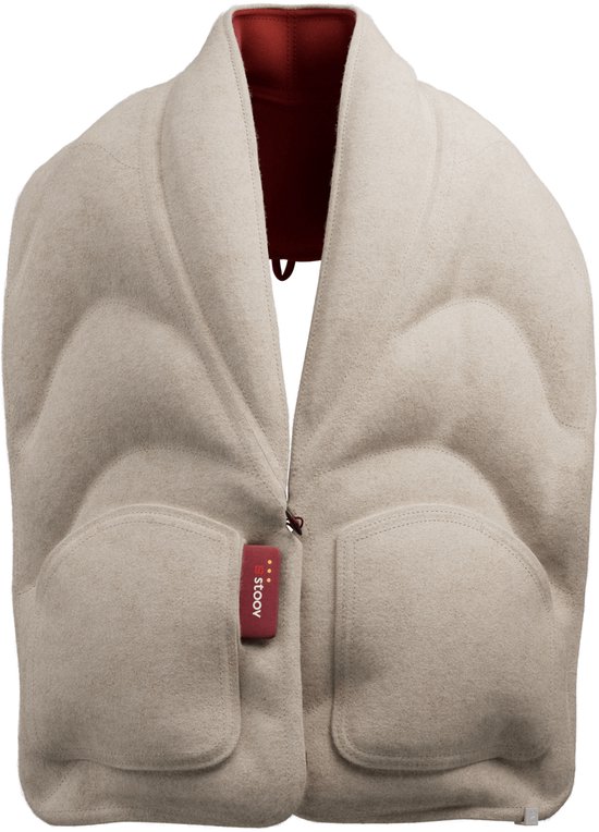 Beige Stoov Kokoon³ warmtesjaal met een rode binnenkant en merklabeltje.