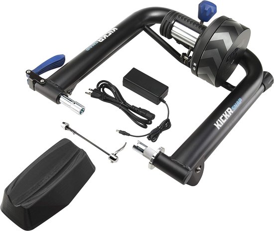 Wahoo KICKR SNAP fietstrainer met accessoires: stroomadapter, steun en as.