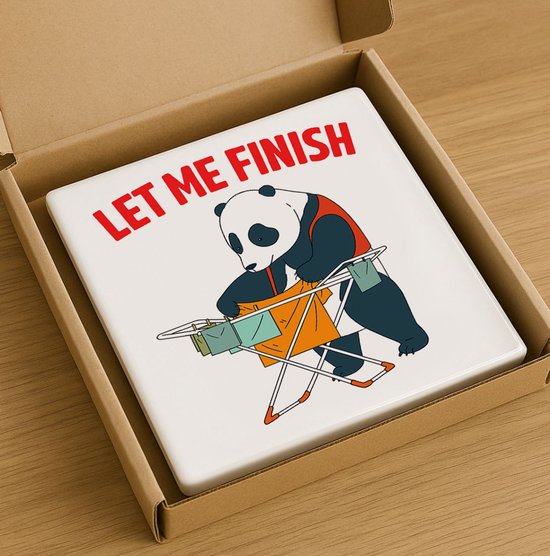 Un panda avec un tablier orange repasse avec le texte "LET ME FINISH" au-dessus.