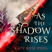 Boekcover 'As the Shadow Rises' van Katy Rose Pool, met een sierlijk, gouden wapen met patronen tegen een donkere, rokerige achtergrond met rode accenten en bladeren.