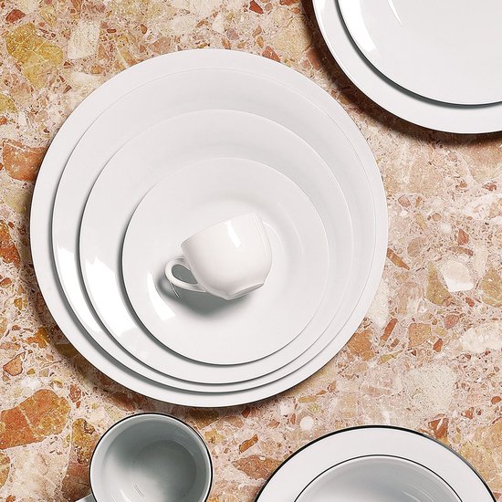 Witte borden van verschillende maten, een mok en een kopje op een marmeren tafel.