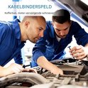 Twee mannen in blauwe overalls werken aan een automotor. Eén houdt een zwarte kabelbinder vast.