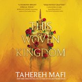 Boekcover van 'This Woven Kingdom' met gouden tekst, een kroon, en rode rozen tegen een gele achtergrond.