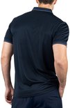 Man met de rug naar de camera, donkerblauwe gestreepte poloshirt met witte bies op de kraag en mouwen.