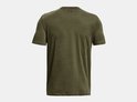 Man, achterkant van een legergroen T-shirt met korte mouwen. Het shirt heeft een ronde hals en een subtiel logo op de rug.