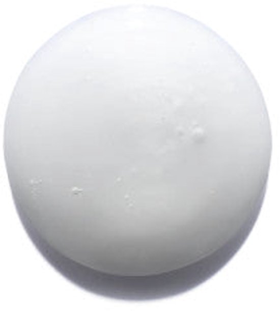 Een witte, romige textuur van Kérastase Bain Densité shampoo.