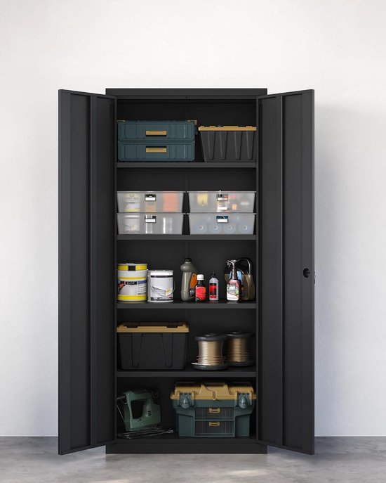 Zwarte metalen archiefkast met beide deuren open, gevuld met diverse opbergdozen en materialen.