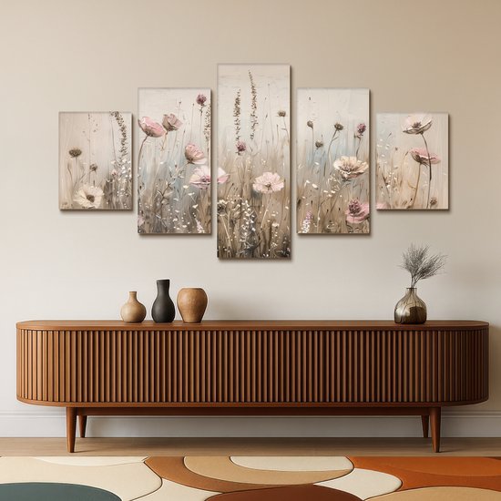Toile pentaptyque avec des fleurs roses et blanches dans une prairie détaillée beige, au-dessus d'un buffet en bois.