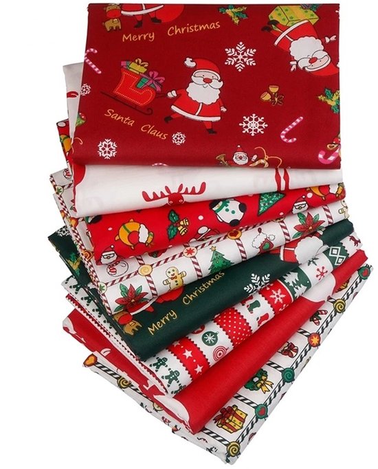Stapel kerststoffen met patronen van kerstmannen, sleeën, rendieren en 'Merry Christmas'.
