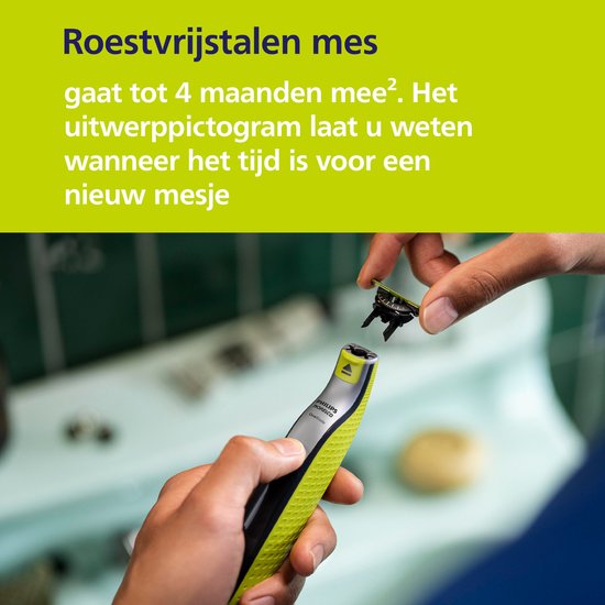Hand vervangt roestvrijstalen mesje op gele en zwarte OneBlade trimmer.